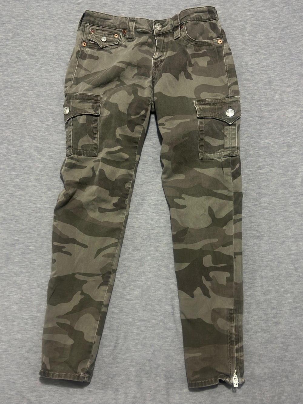 True Religion Camo Cargo Pants Women's size 27x28 Legging Style zipper